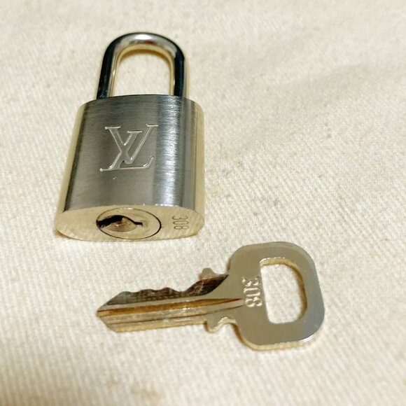 AUTHENTIC LOUIS VUITTON LV 10 SET PADLOCK KEY CHARM CADENA GOLD FRANC - Picture 7 of 13